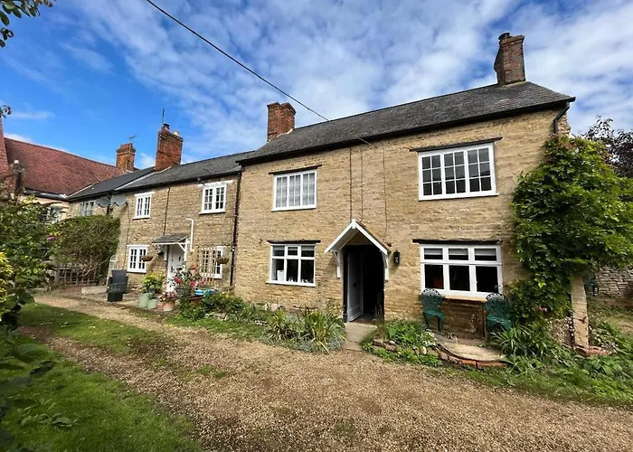 Mews Cottage, A 2 Bedroom Georgian Cottage Which Comfortably Sleeps 4 Located In A Quiet Courtyard 50 Metres From Olney Market Place