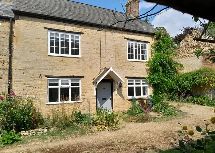 Mews Cottage, A 2 Bedroom Georgian Cottage Which Comfortably Sleeps 4 Located In A Quiet Courtyard 50 Metres From Olney Market Place