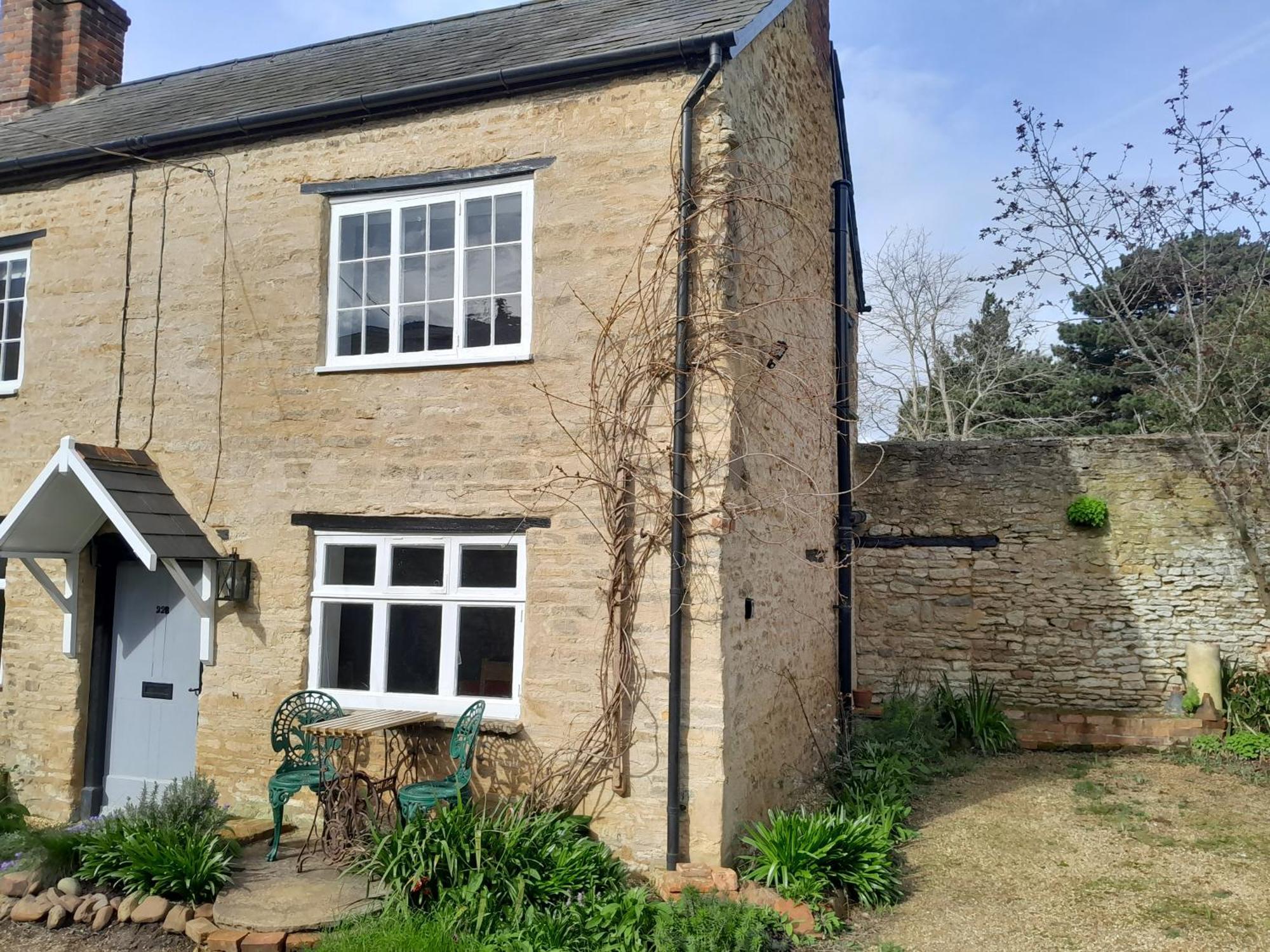 Georgian Mews Cottage: Cozy Retreat Near Market *