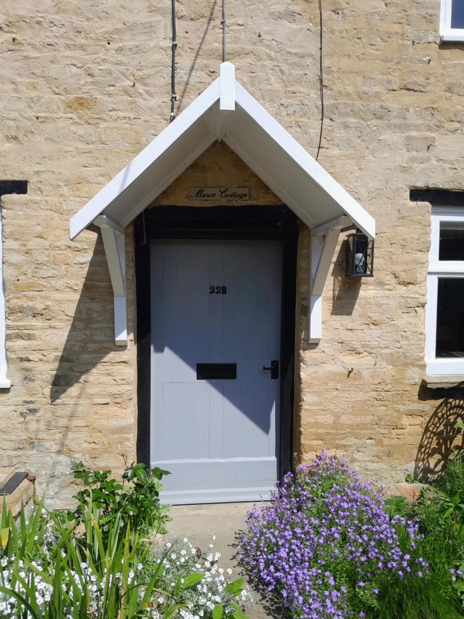Georgian Mews Cottage: Cozy Retreat Near Market *
