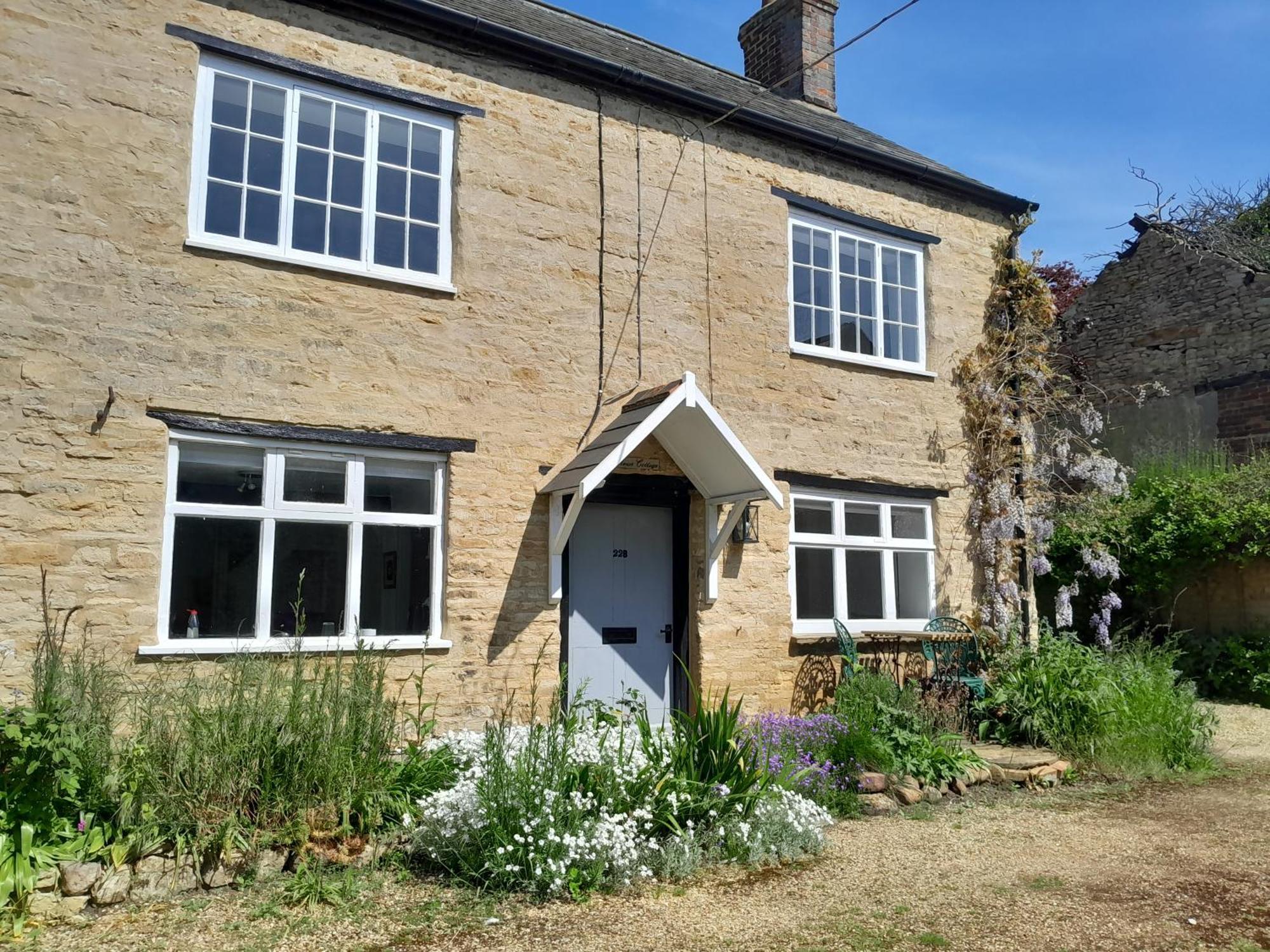Georgian Mews Cottage: Cozy Retreat Near Market *
